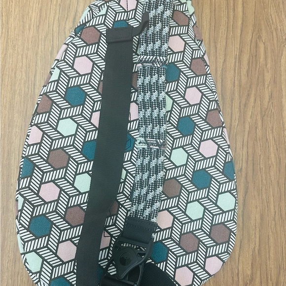 KAVU Women's Geometric Pattern Crossbody Backpack Bag - Multicolor - Picture 3 of 6